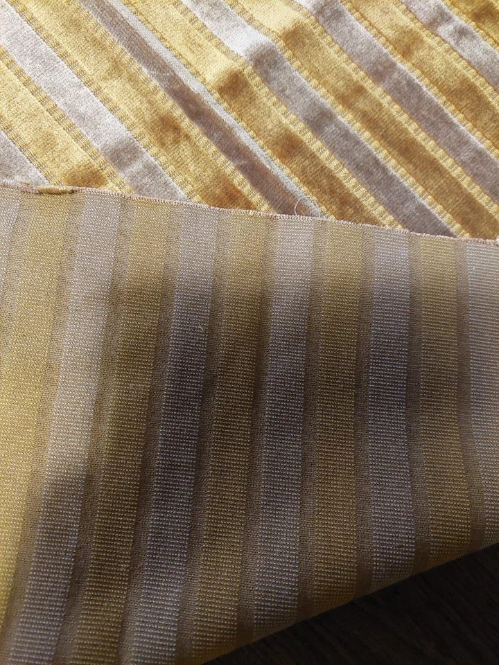 Coupon de tissu ancien velours de Gênes 62 X 65 cm - Photo 3/4