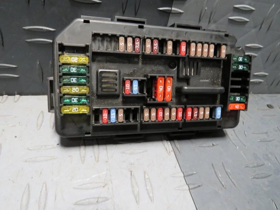 2015 BMW 428I Cabin Fuse Box6114933787901 - Image 2 of 4