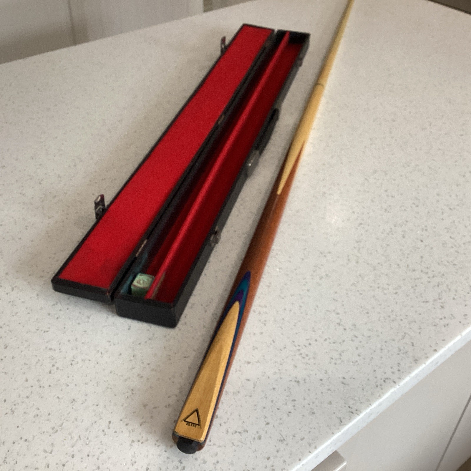 Perfectly Straight Two Piece Elite Snooker/Pool Cue and Hard Carry Case Set VGC