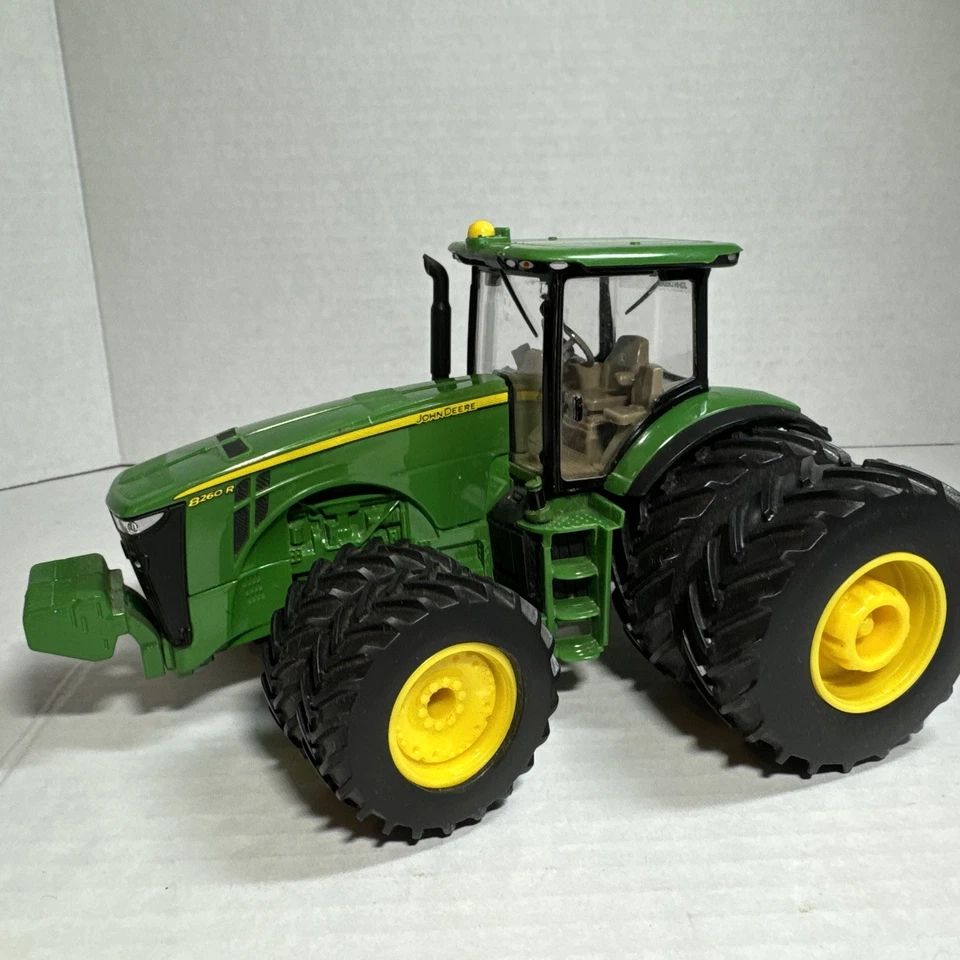 ERTL John Deere 8260 R Tractor Toy Plastic And Die Cast Metal 1:32 Scale - Image 4 of 4