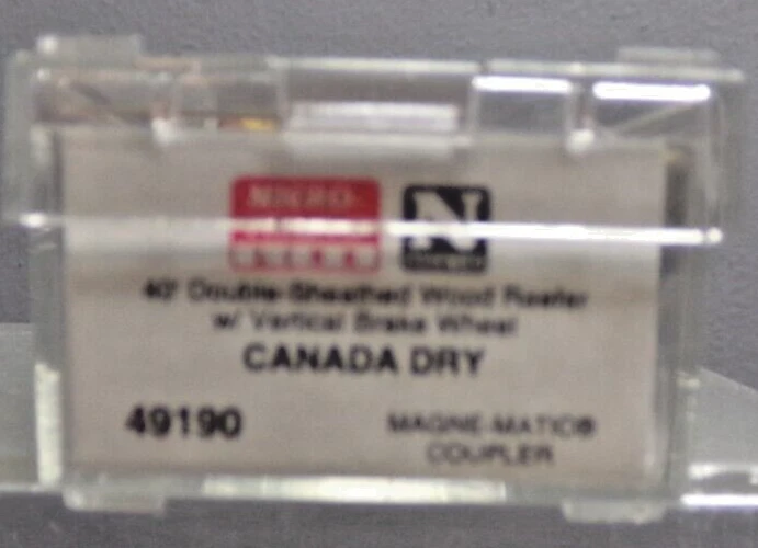 MICRO-TRAIN LINE N-SCALE 40' DOUBLE WOOD SHEATHED BILLBOARD REEFER CANADA DRY - Image 2 of 4