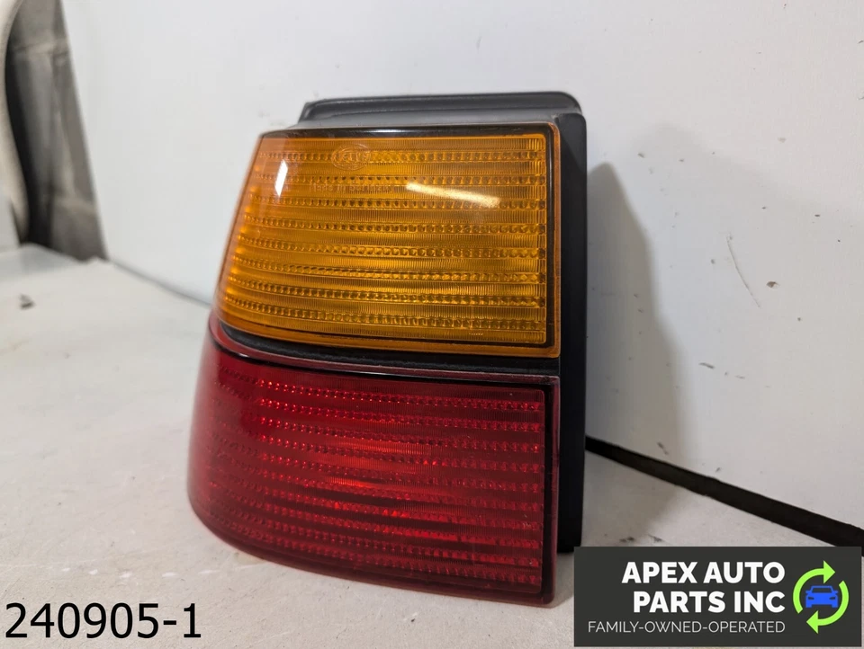 Luz trasera exterior OEM 1992-1995 Volkswagen Corrado 2,0 L, izquierda (DS) con bandeja para bombillas Foto 2 de 4