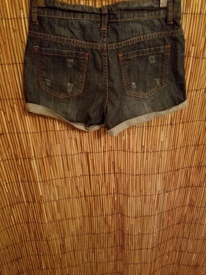 PANTALONES CORTOS RUE 21 JUNIORS TALLA 3-4 CON PUÑOS Y COLORES BANDERA Y ALGO DE ANGUSTIA Foto 2 de 4