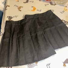 2 graue Schulröcke mit Plissee für Mädchen. Nagelneu