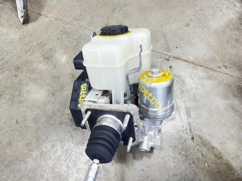 2005-2013 Toyota 4Runner Power Brake Booster Pump 8 W/Cylinder From 10/04 Used Foto 2 de 4