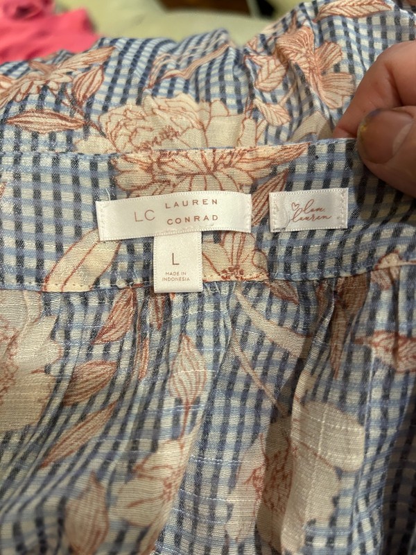 LAURA CONRAD Floral Peasant Blouse Size Lg. elastic at cuffs