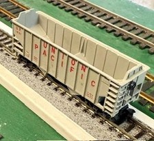 N Scale Life Like Union Pacific 2-bay hopper ...