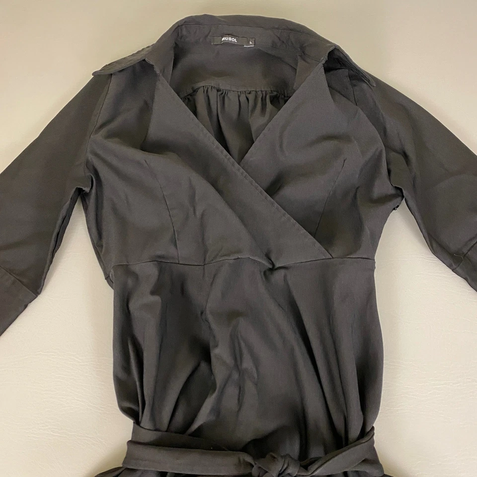 Miusol 女式大码黑色裹身前腰带领连衣裙 — 第 2/4 张图片