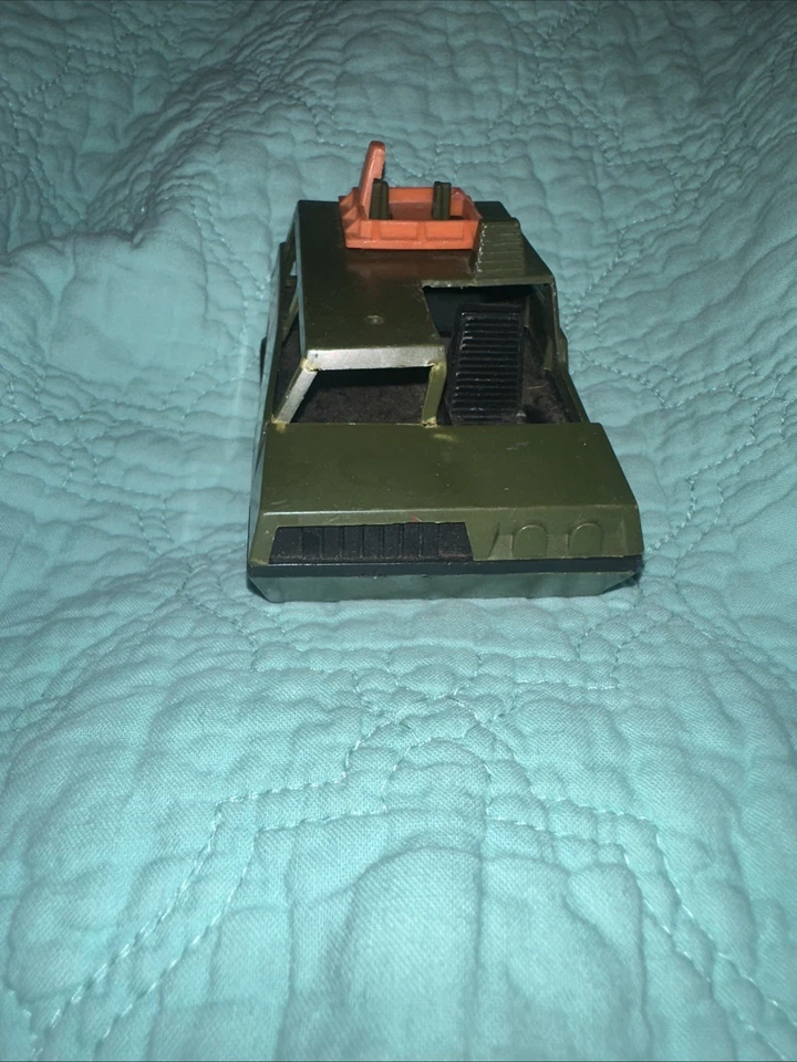 El juguete representado es un vehículo militar del ejército Lesney Products 1973 de colección. Foto 3 de 4