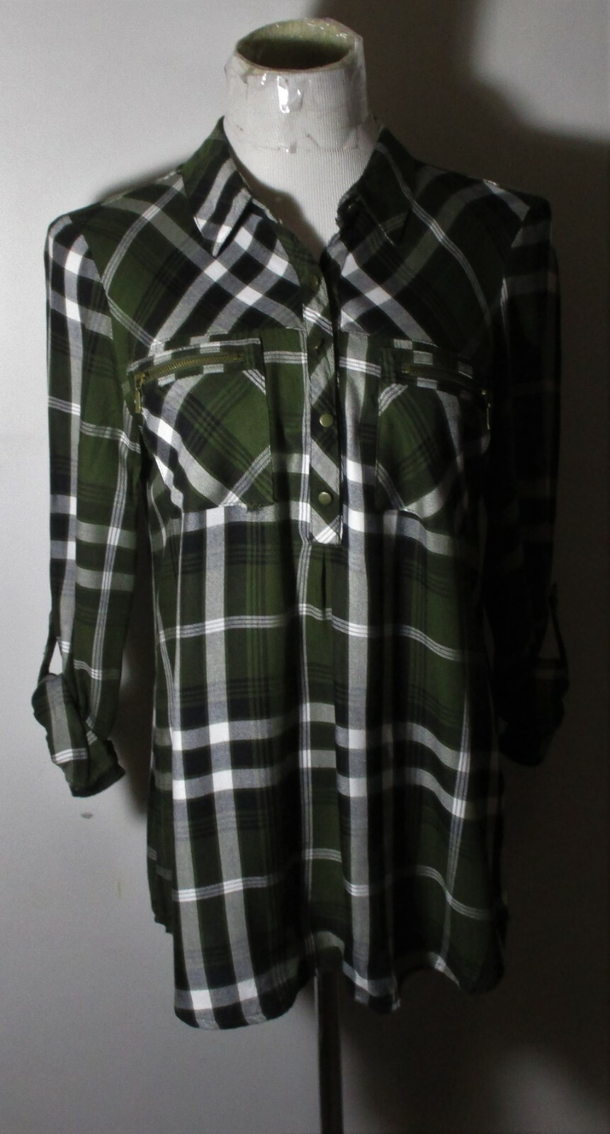 TAKARA Green 100% Rayon Button V-Neck Top Size M NWOT