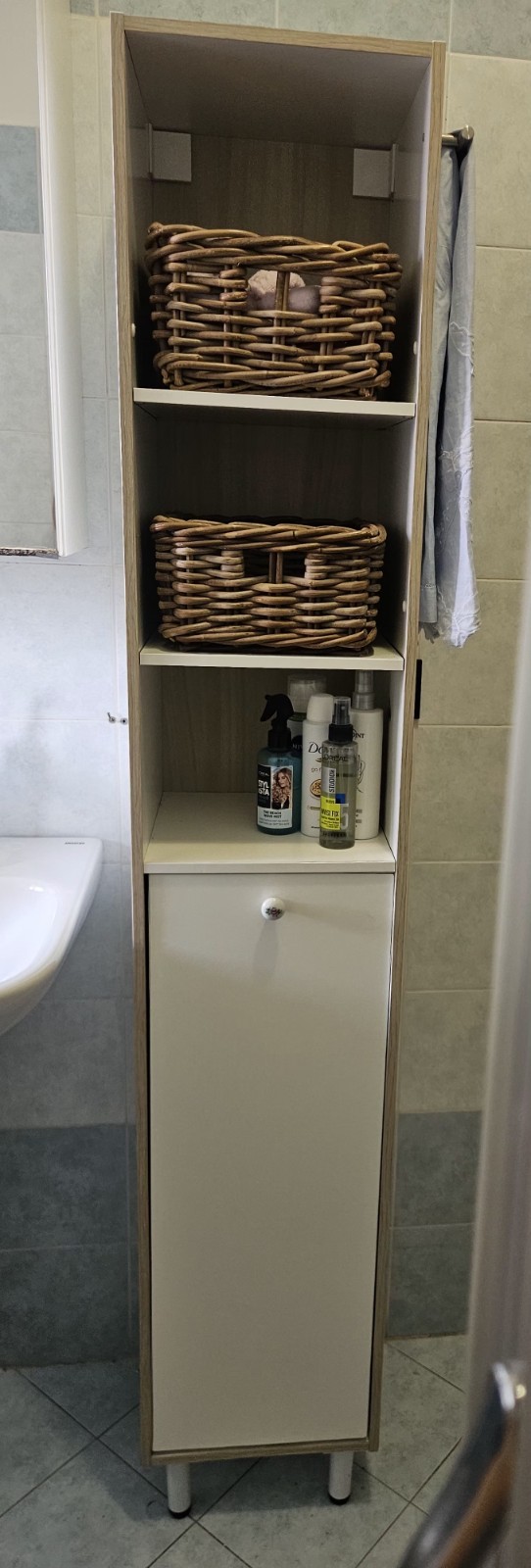Colonna bagno bianca effetto legno con ripiani 1 anta e sacco biancheria+2cesti