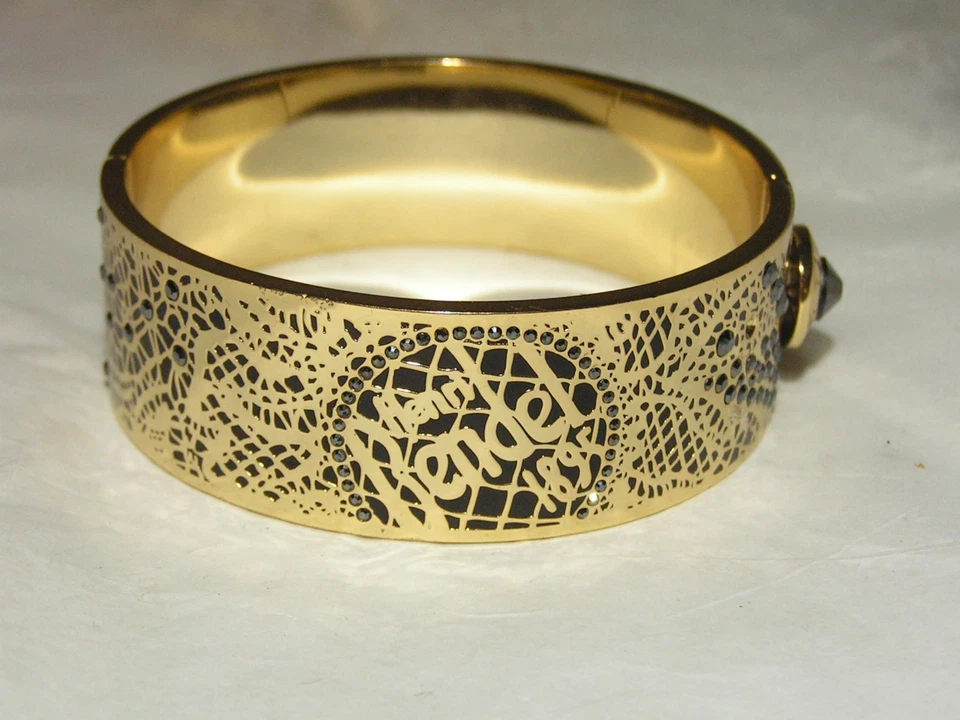 ..HENRI BENDEL...Brazalete Brazalete con Bisagras Anchas Tono Dorado y Cristales Negros y Esmalte Foto 3 de 4