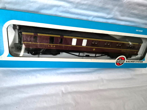 OO GAUGE AIRFIX 54204-7 57" BREMSE 3. KORRIDOR LMS COACH WEINROT 25250 VERPACKT | Zustand: Used
