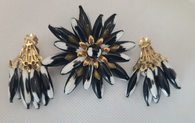 Vintage Trifari Look Unbraned Black and White Clip on Earring & Matching Brooch