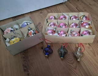Verschiedene bunte DDR Weihnachtskugeln