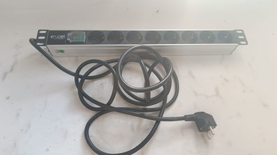 PDU Vertical 8 Vías 8x Tomacorrientes Schuko Pasivo 16A EXCEL 555-073