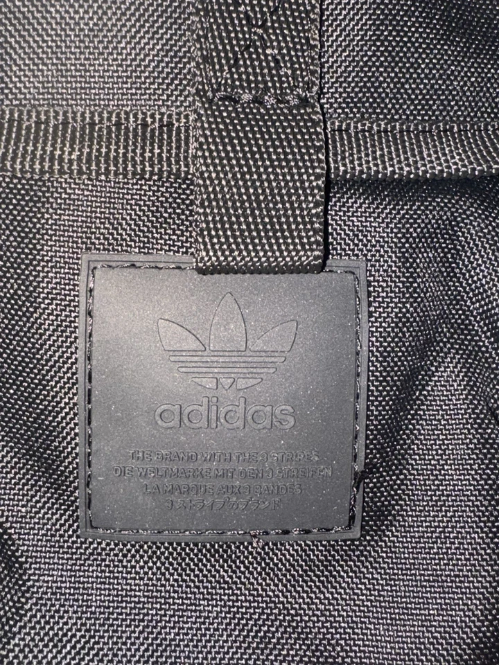Mini bolso bandolera de viaje Adidas Utility en negro Foto 2 de 4