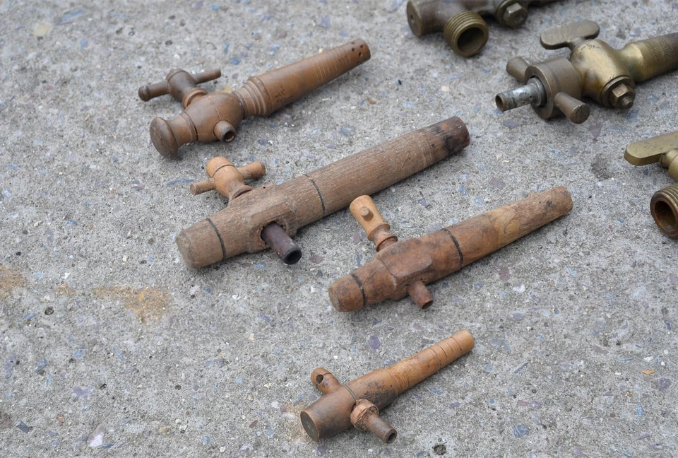 vintage old brass bronze / wooden barrel tap old barrel taps spigot keg x 7 - Image 4 of 4