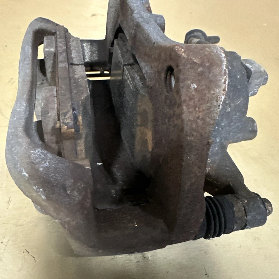 Pinza de freno delantera izquierda Chevrolet Volt 2011-2015 OEM Foto 4 de 4