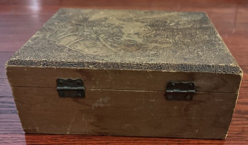 "Caja de baratijas de pirografía de madera tallada antigua 6,5""x5,5""x2,5""" - Imagen 4 de 7