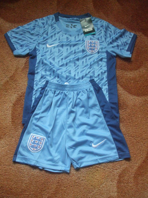 England Fußballtrikot und Shorts neu mit Etikett Alter 10-12 Jahre