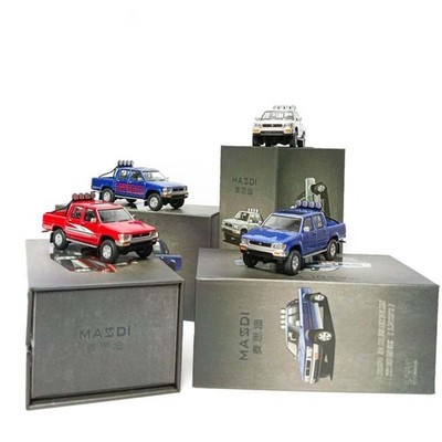 Voiture Miniature 1:64 MASDI - Toyota Hilux 1994 (LN107/RN80) Métal, Avec Boîte Et Support