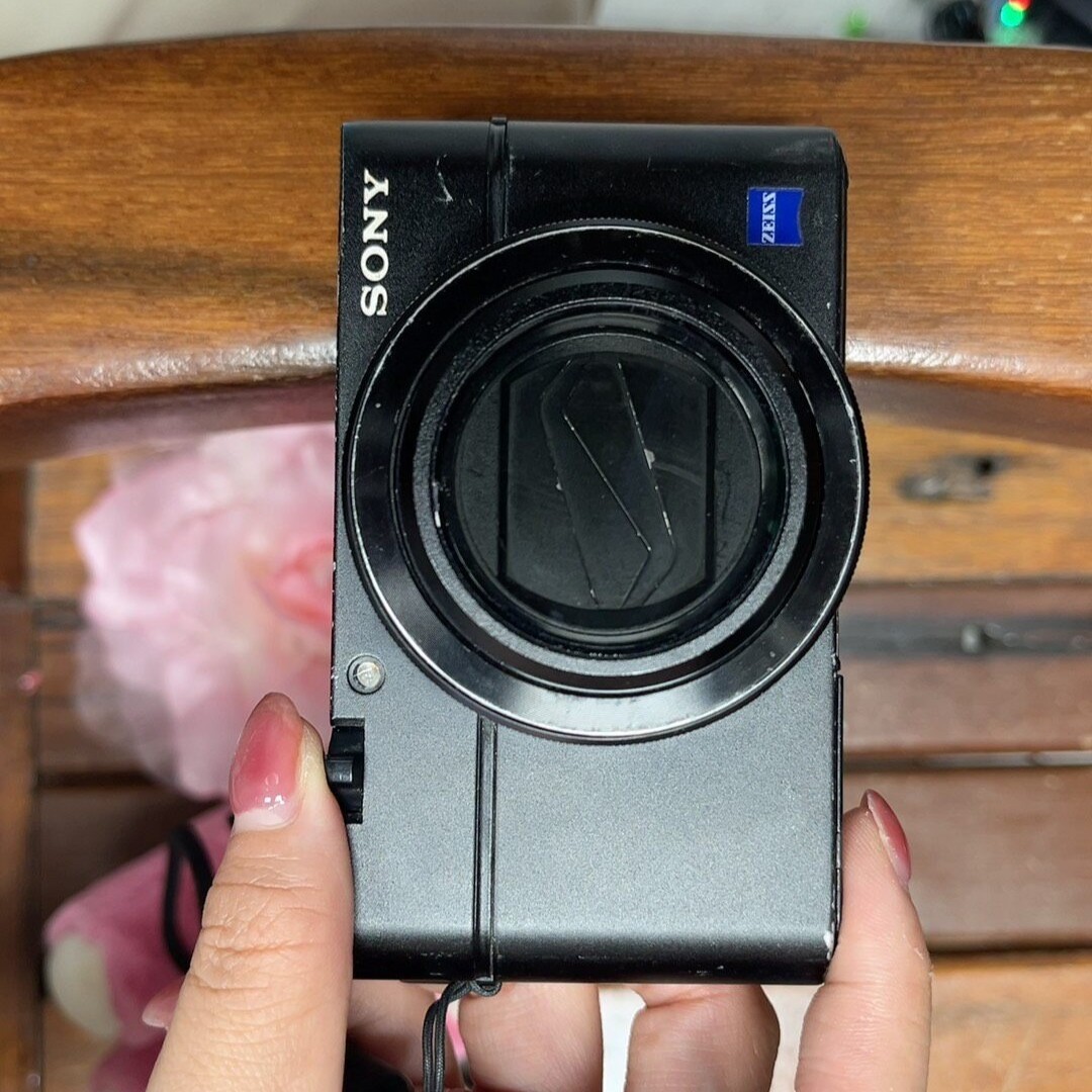 Sony DSC-RX100 III RX100 M3 20.1 MP SLR Digital Camera Built-in