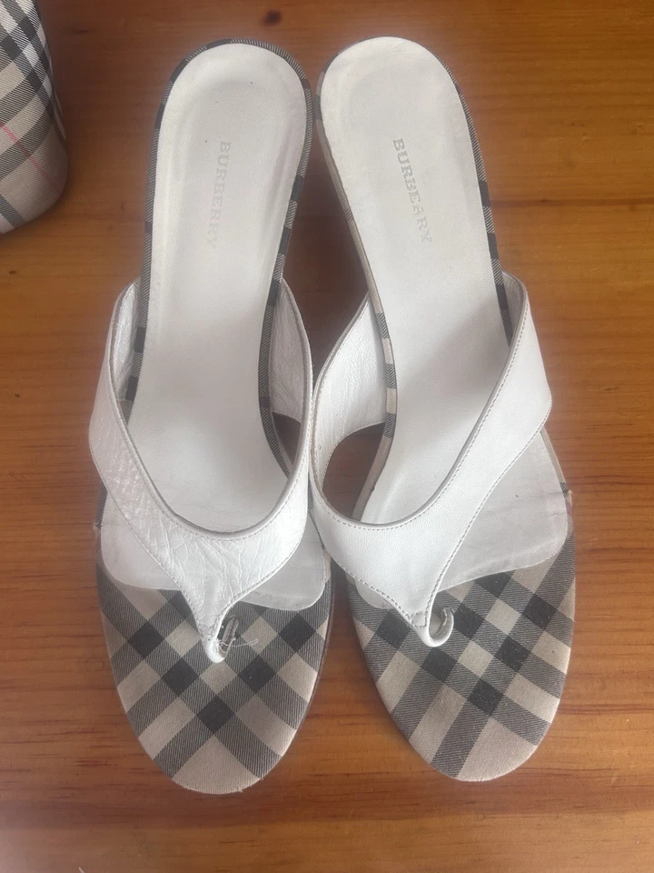 Tacones Burberry punta abierta tacón de gatito 7,5 Foto 2 de 4