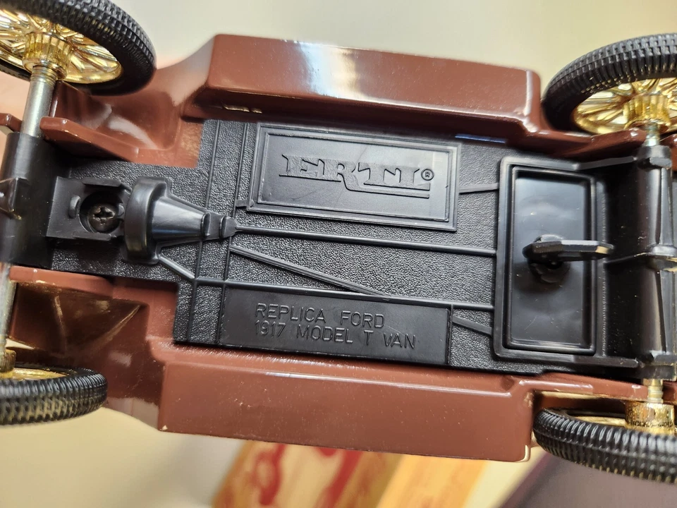 Ertl Collectibles - Banco de monedas Ford Modelo T 1917 - Barras de granola masticables Quaker Foto 4 de 4