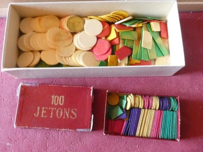 JOUETS ANCIENS LOT DE 2 BOITES DE JETONS EN OS OU AUTRE MATIERE JEUX DE SOCIETE - Photo 1/4