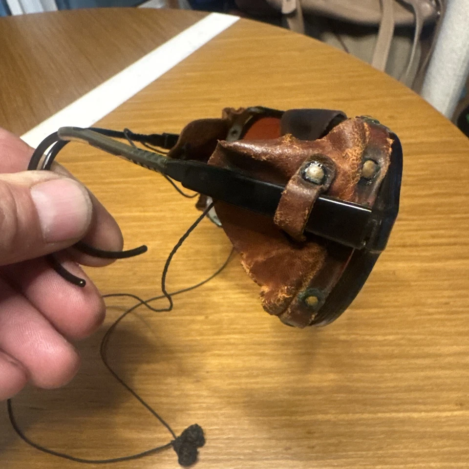 Gafas de sol vintage BOLLE IREX 100 Glacier marco negro con guión de cuero años 60 Foto 2 de 4