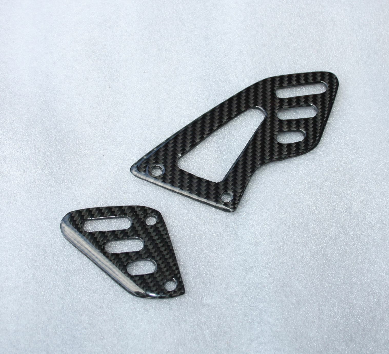 Platines en carbone pour Aprilia RSV4 2021-2024 protection et finition ultra-légère