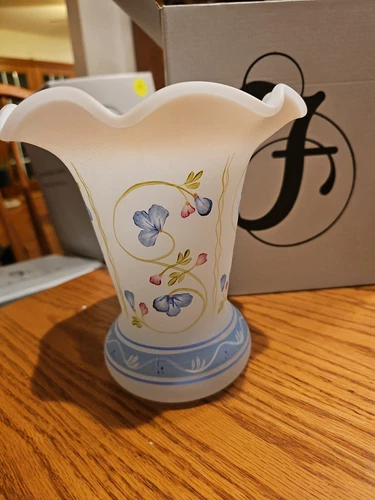 BRAND NEW Fenton 2001 Heirloom Collection Vase LIMITED EDITION #299/850 A11