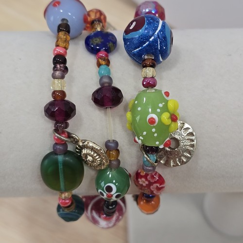 3 stapelbare RJ Graziano Multicolor Kunstwerk Glas Acryl Perlen Stretch Armbänder - Bild 6 von 15
