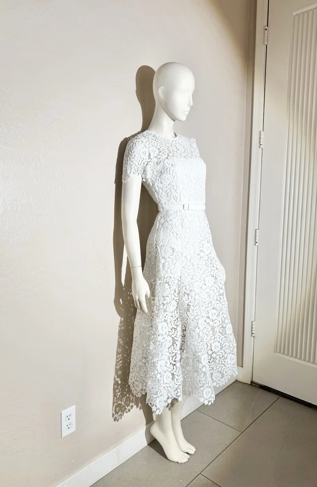 Vestido Autorretrato Angélico Encaje Ajuste y Acampanado en Blanco Puro Foto 3 de 4