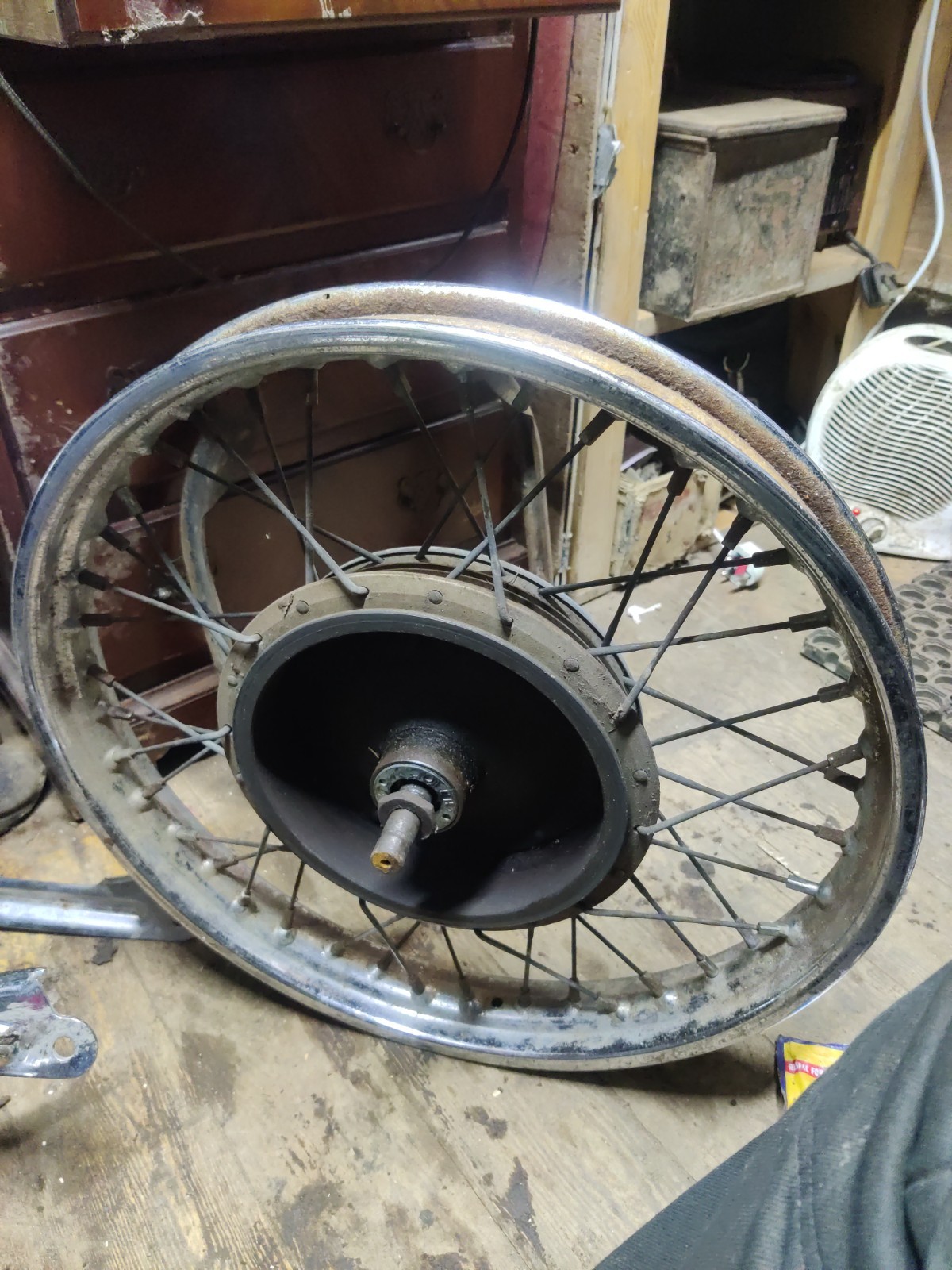 Unidad 650 Triumph 19" TLS rueda delantera con tambor de 8 pulgadas.