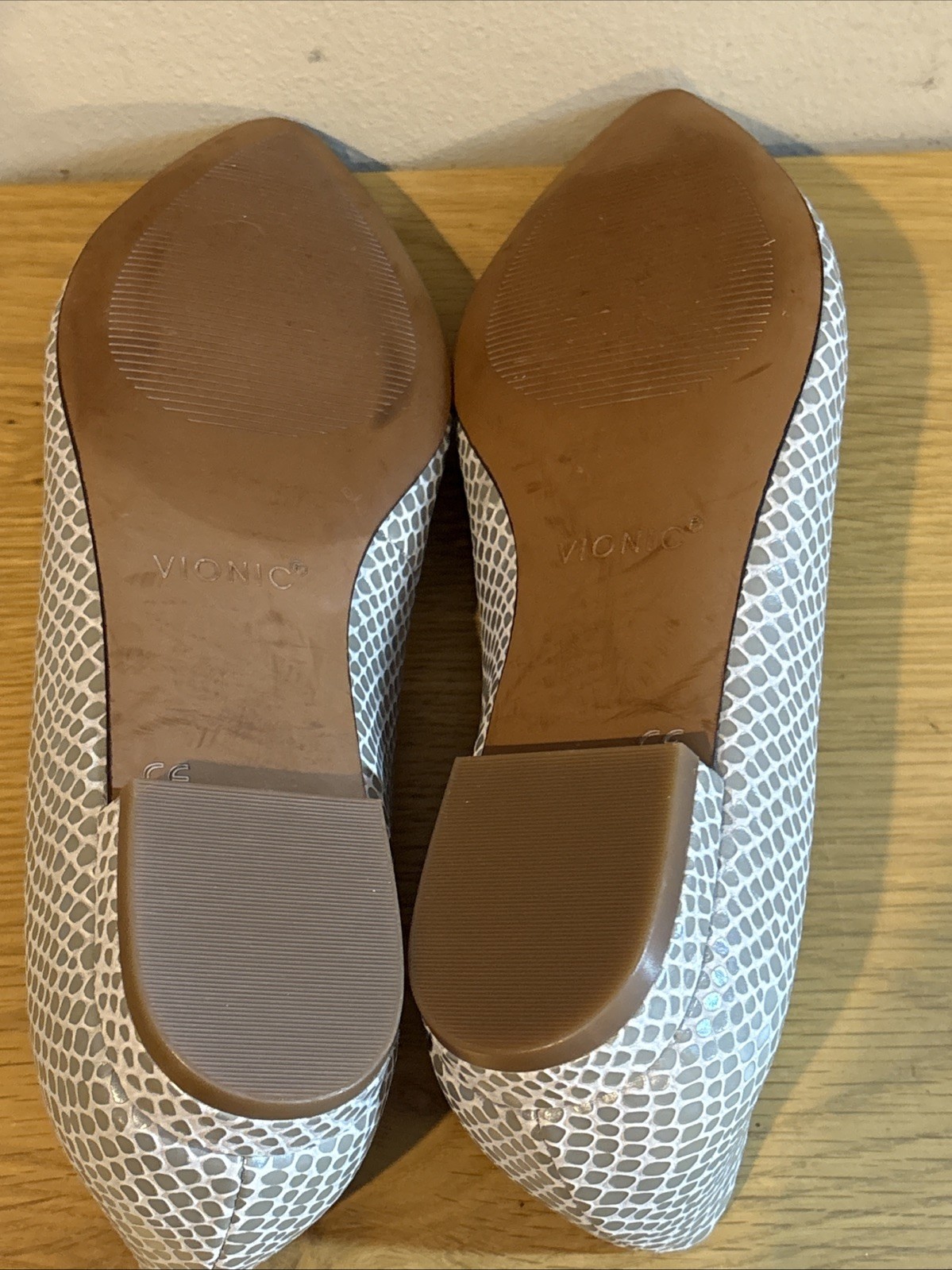 VIONIC Lena Embossed Silver Pointed Toe Flats Com… - image 5