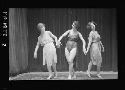 Photo:Elsie Dufour Dancers 1910s Stage Performance Women Holding Hands