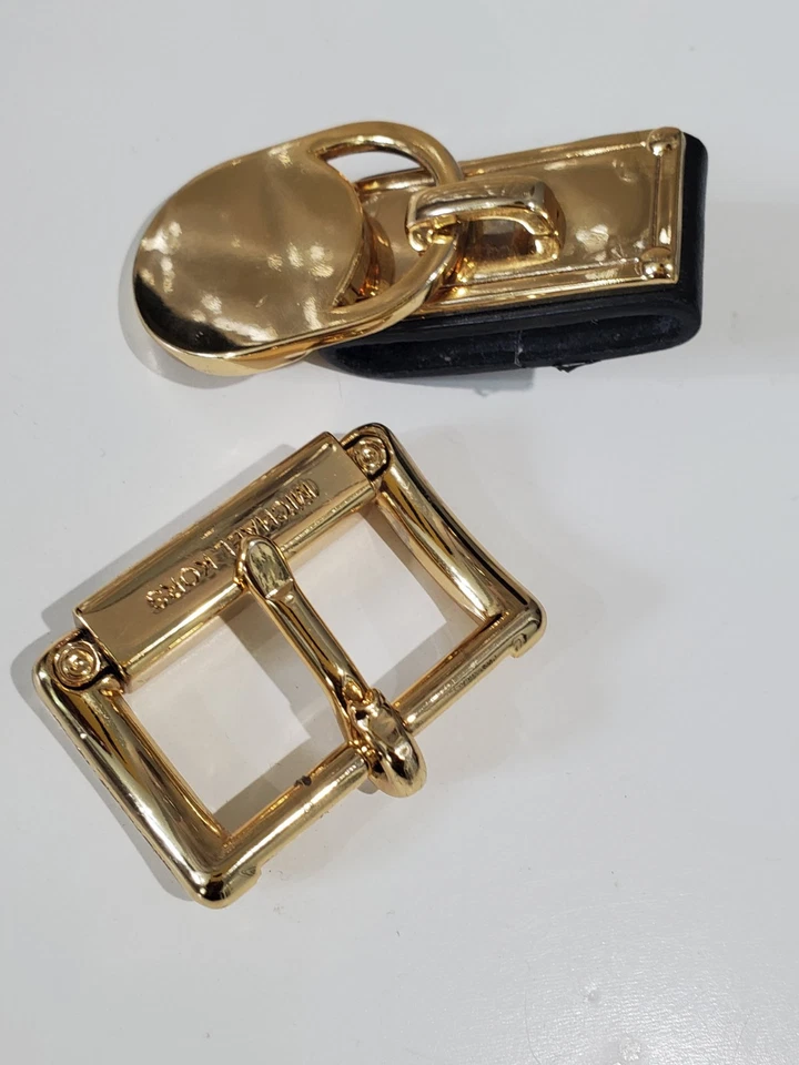Fivela/trava de substituição de ferragens de metal tom dourado Michael Kors para cinto/bolsa de mão - Imagem 2 de 4