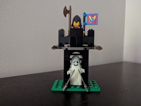 Vintage (1992) LEGO Castle set 1888 Black Knights Guardshack - RARE