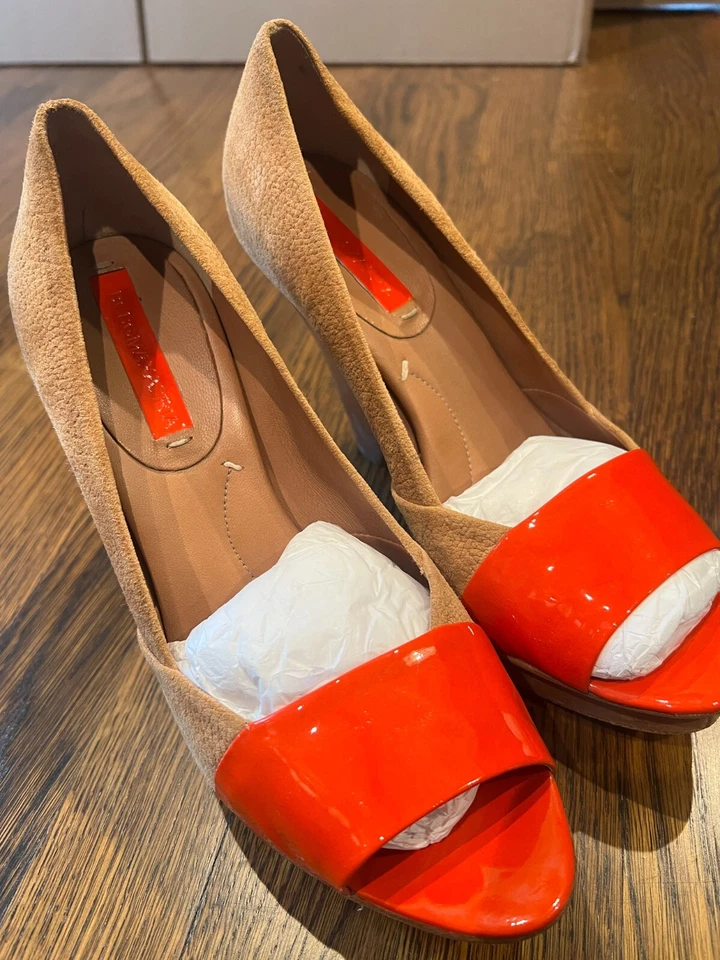 Zapatos de tacón BCBGMAZAZRIA de gamuza tostada y charol naranja con punta abierta talla 7,5 Foto 3 de 4