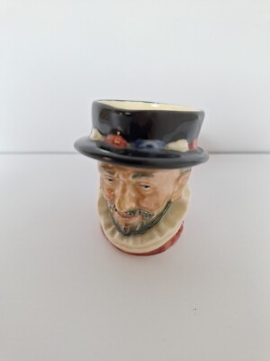 Royal Doulton Charakter Krug. Beefeater Miniatur grün A Bodenstempel 6,4 cm