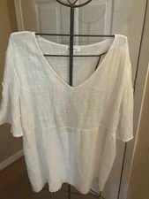 Roommates (2X) off white pullover blouse with short flare sleeves.