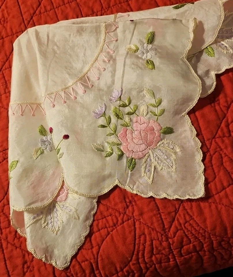 Pañuelo de seda bordado antiguo de la sociedad, prístino e increíble Foto 2 de 4