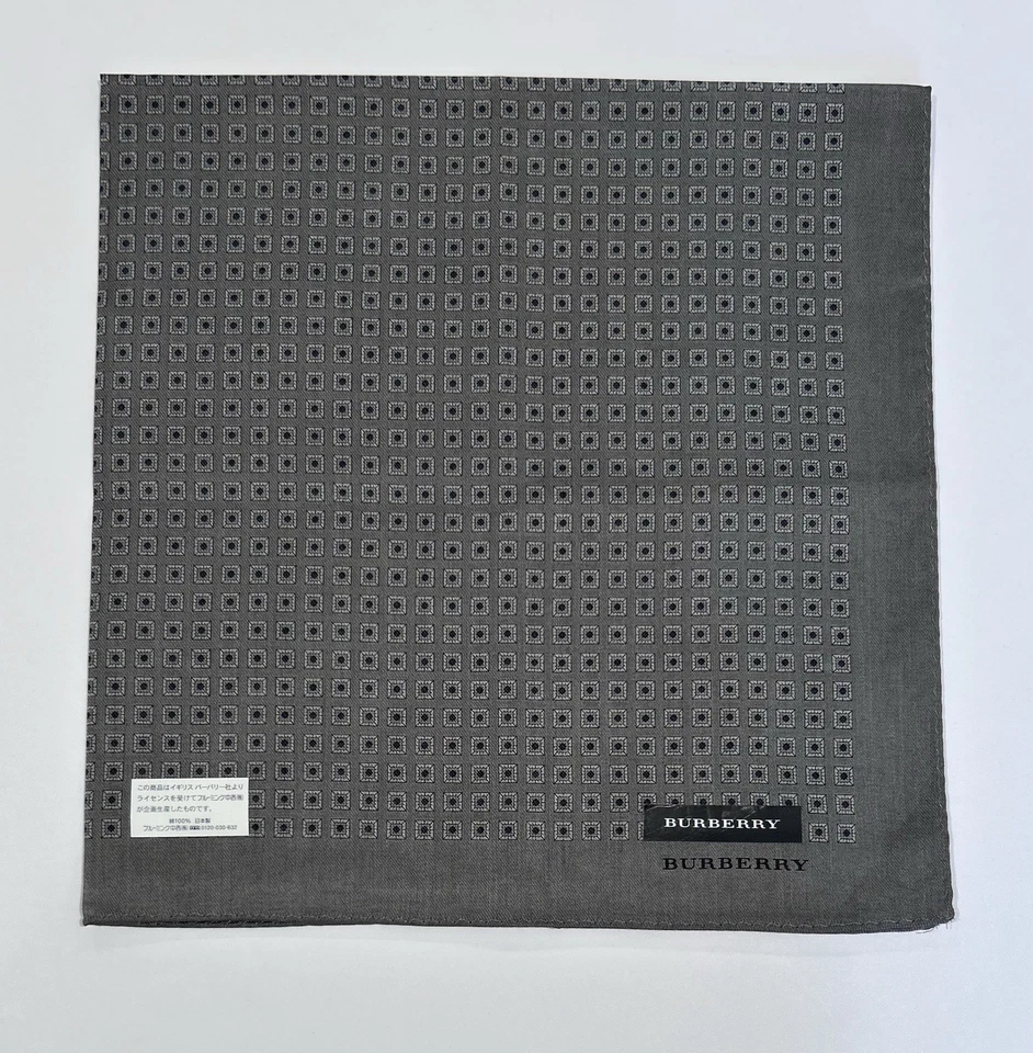NOVO COM ETIQUETAS LENÇO MASCULINO BURBERRY cinza geométrico BOLSO DE ALGODÃO QUADRADO 20” - Imagem 2 de 4