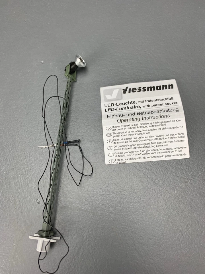 Proyector HO Viessmann 63311 en mástil de celosía con LED HO2630 Foto 2 de 4