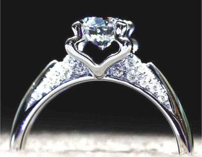 .925  SILVER 1.67 CARAT GLEAMING IDEAL CUT SIMULATED MOISSANITE RING_SIZE 6+1/2