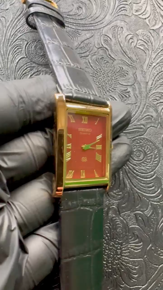 RED DIAL WITH GOLD CASE Vintage Seiko Slim Quartz Men's Wrist