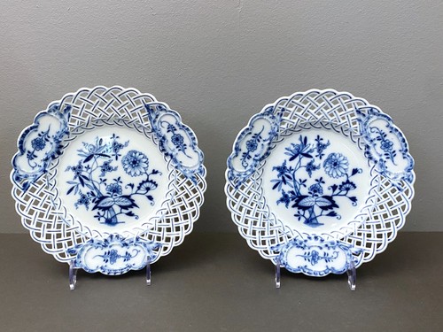 Pair of Meissen Blue Onion Reticulated plates, 9.5 inches, 1815-1860, 1st choice