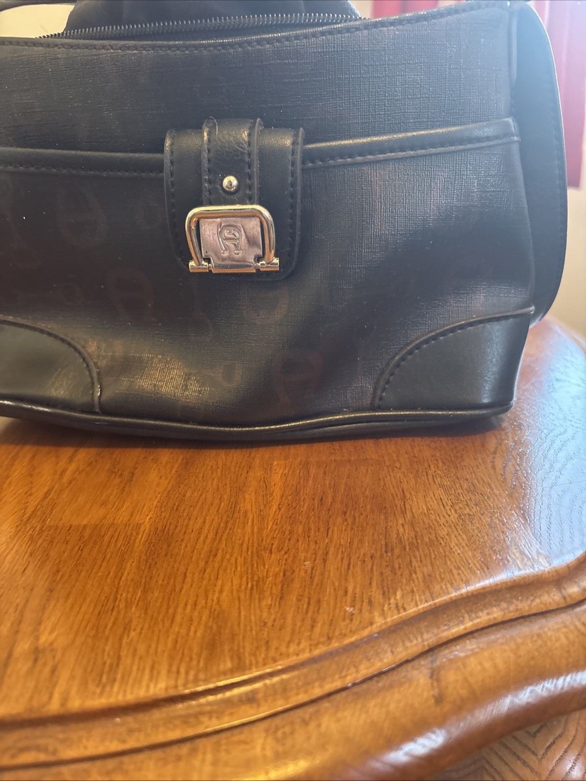 Small Black - image 2